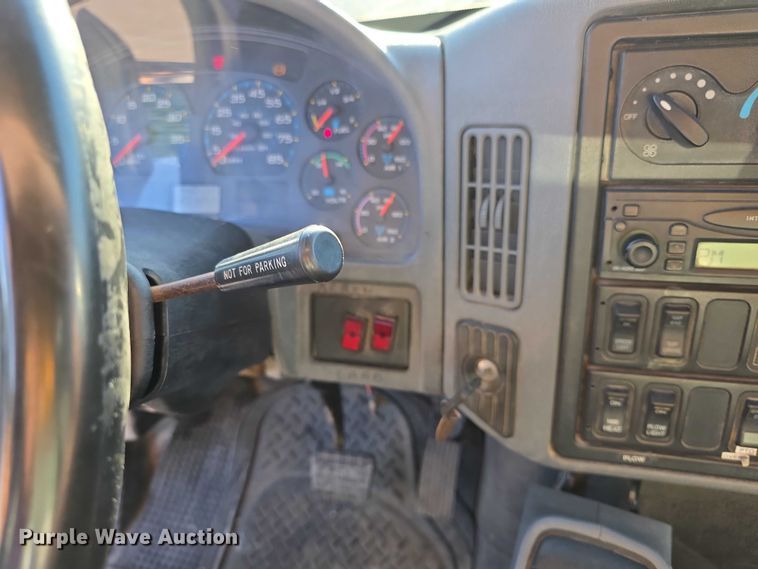 image for item FH6042 2005 International 7400 dump truck