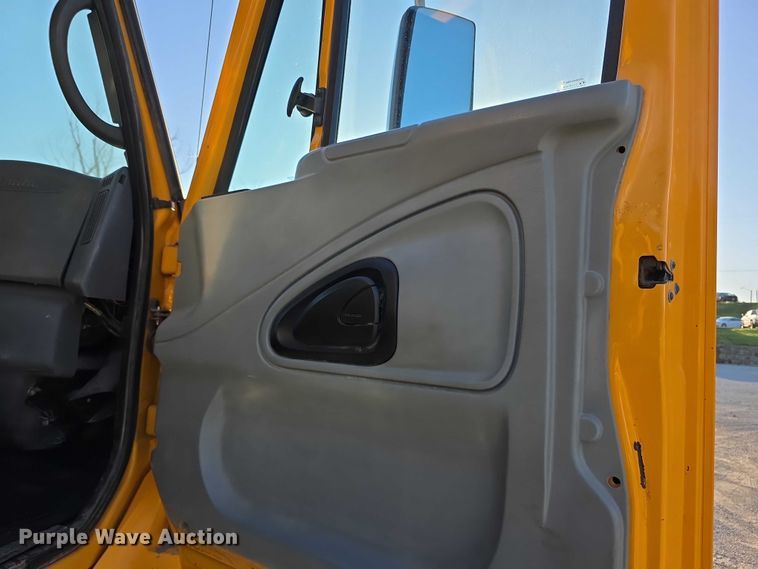 image for item FH6042 2005 International 7400 dump truck