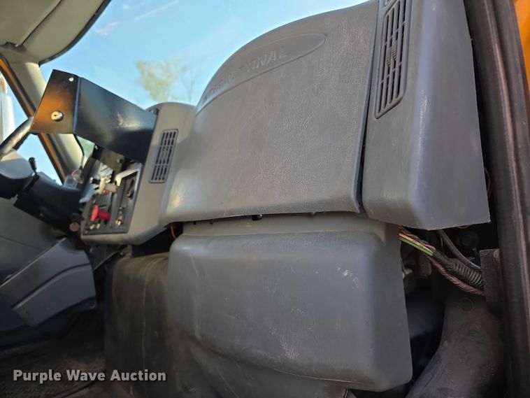 image for item FH6042 2005 International 7400 dump truck