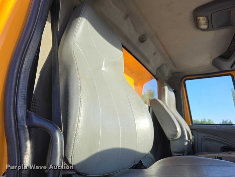 image for item FH6042 2005 International 7400 dump truck