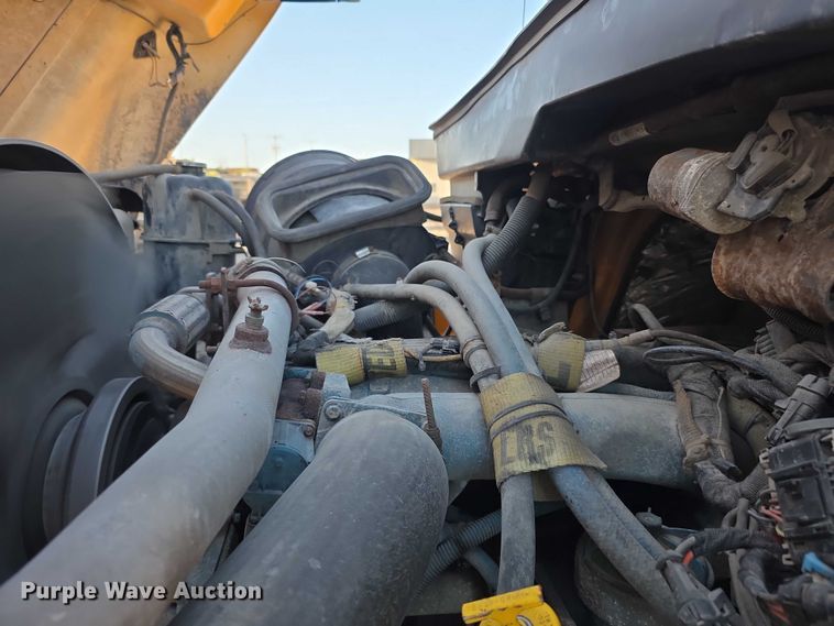 image for item FH6042 2005 International 7400 dump truck