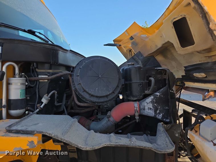 image for item FH6042 2005 International 7400 dump truck