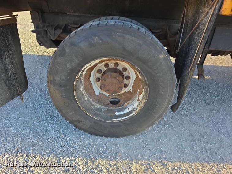 image for item FH6042 2005 International 7400 dump truck