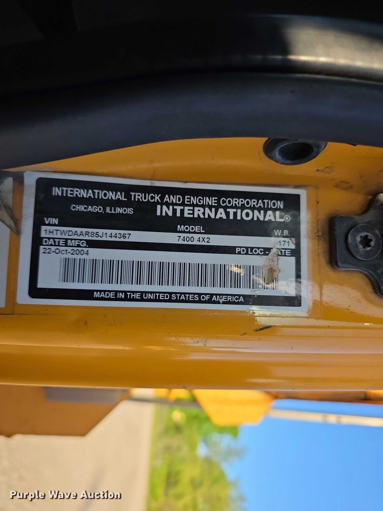 image for item FH6042 2005 International 7400 dump truck