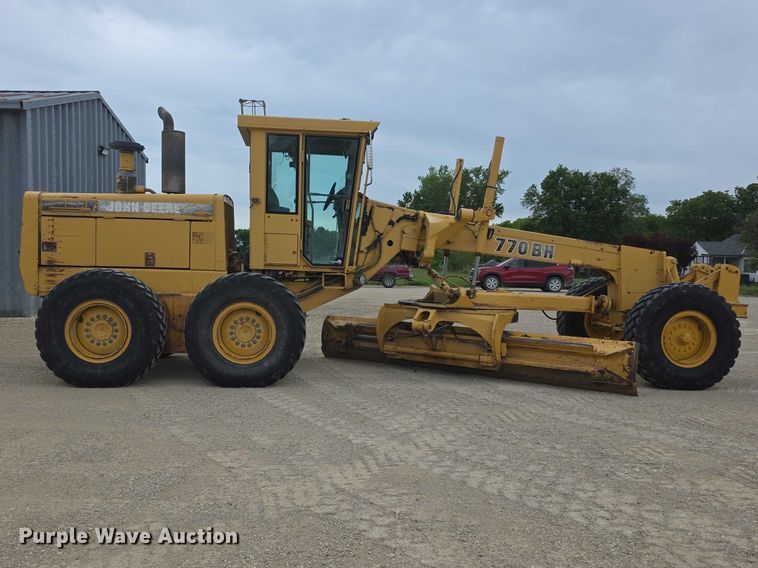 image for item FH6044 1994 John Deere 770BH motor grader