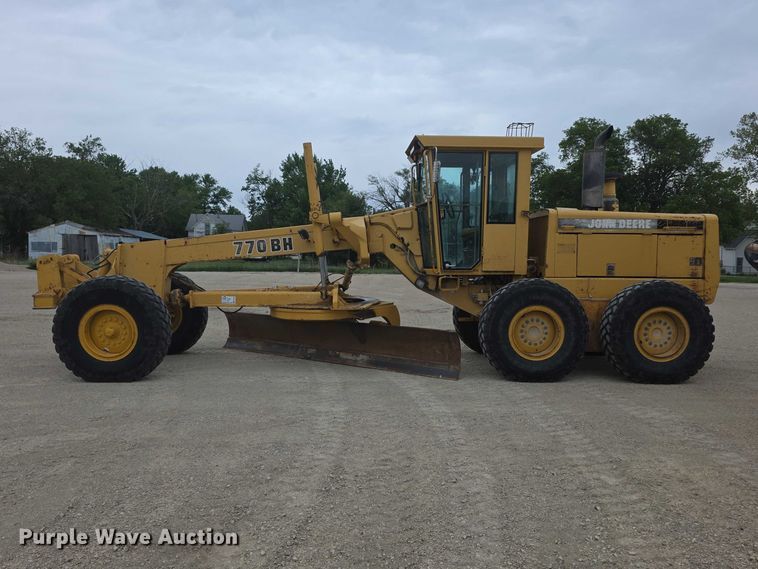 image for item FH6044 1994 John Deere 770BH motor grader