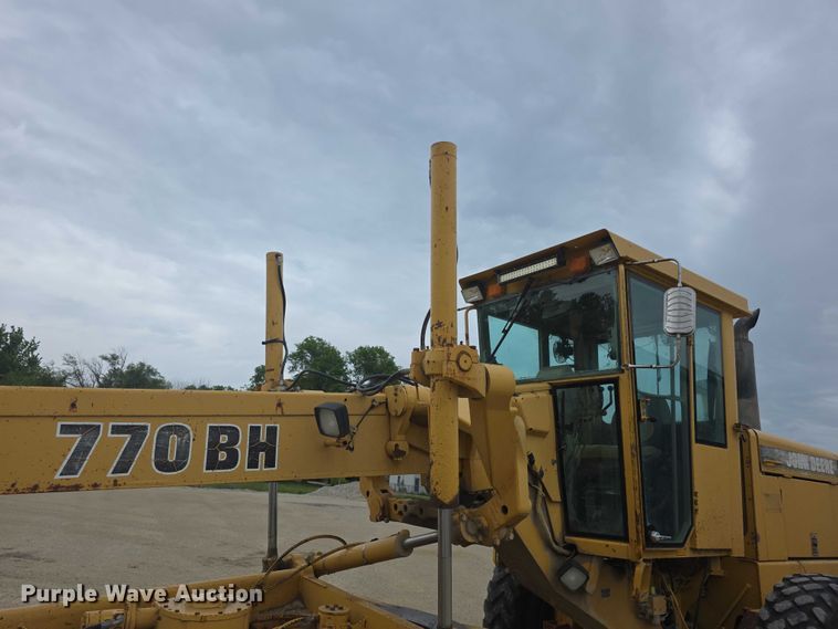 image for item FH6044 1994 John Deere 770BH motor grader
