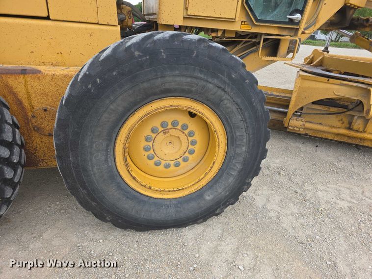 image for item FH6044 1994 John Deere 770BH motor grader