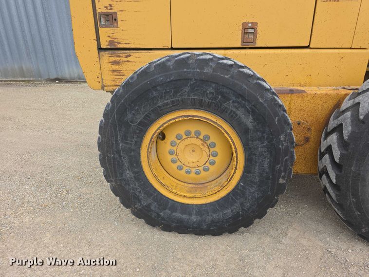 image for item FH6044 1994 John Deere 770BH motor grader