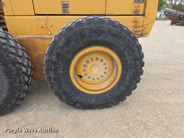 image for item FH6044 1994 John Deere 770BH motor grader