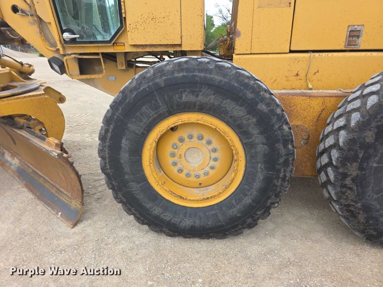 image for item FH6044 1994 John Deere 770BH motor grader
