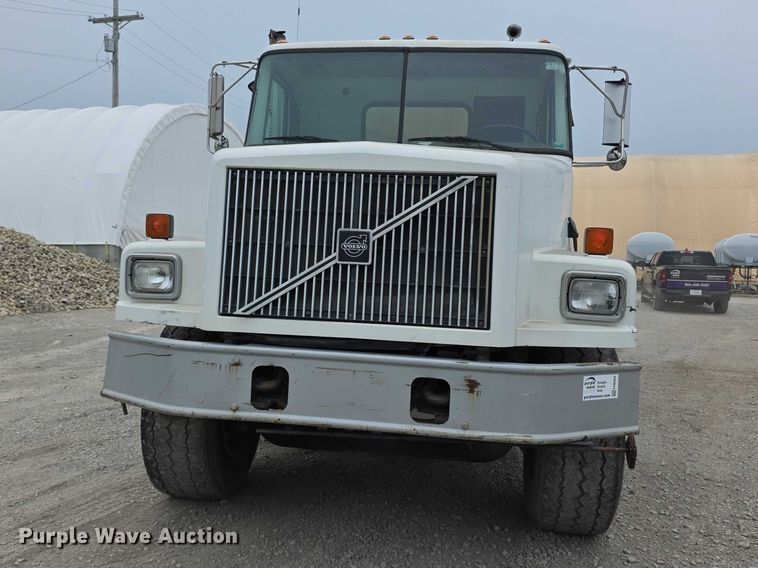 image for item FH6062 1999 Volvo WG64 asphalt slurry truck