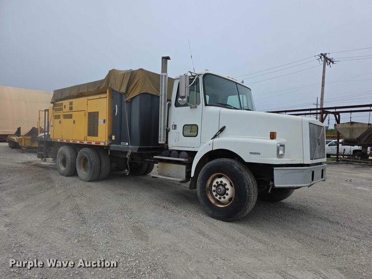 image for item FH6062 1999 Volvo WG64 asphalt slurry truck