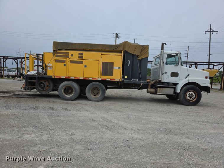 image for item FH6062 1999 Volvo WG64 asphalt slurry truck