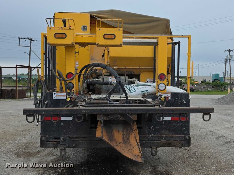 image for item FH6062 1999 Volvo WG64 asphalt slurry truck