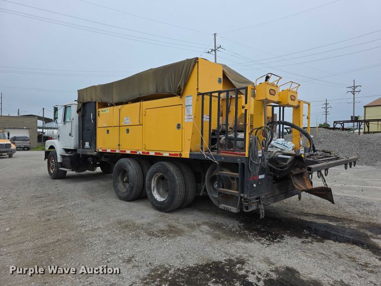 image for item FH6062 1999 Volvo WG64 asphalt slurry truck