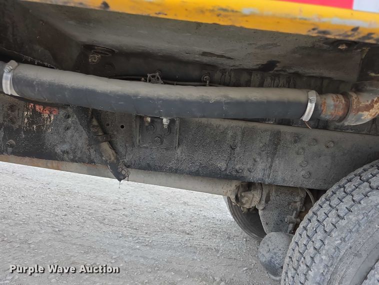 image for item FH6062 1999 Volvo WG64 asphalt slurry truck