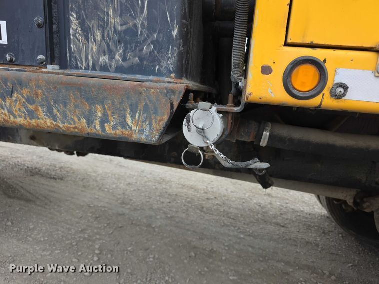 image for item FH6062 1999 Volvo WG64 asphalt slurry truck