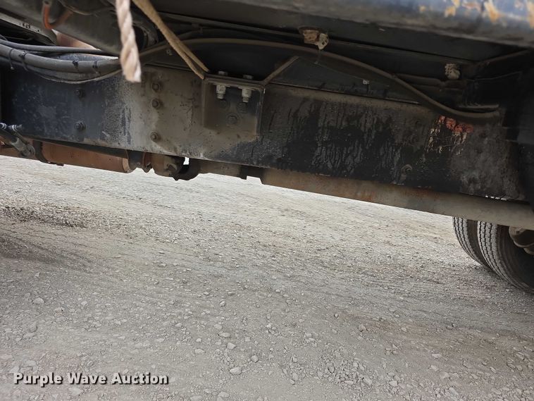 image for item FH6062 1999 Volvo WG64 asphalt slurry truck