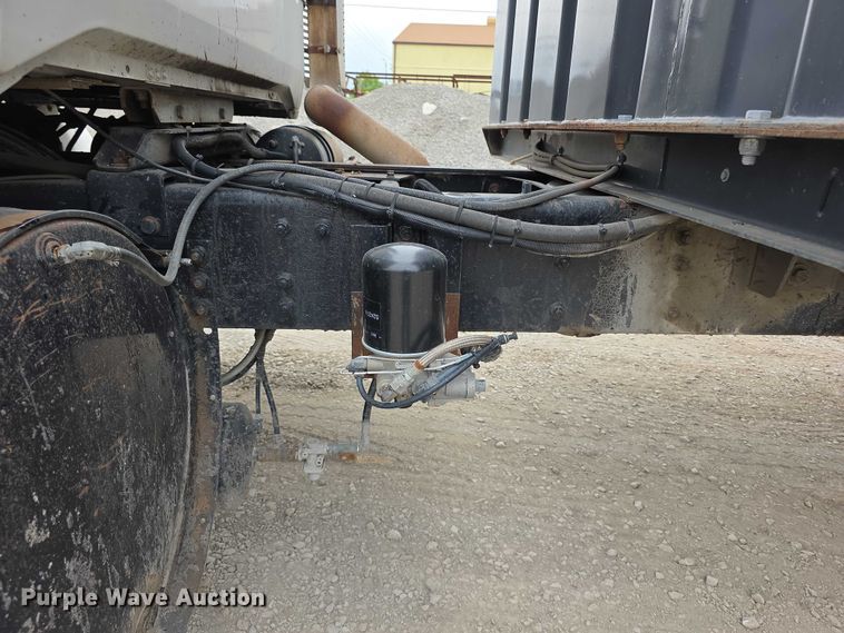 image for item FH6062 1999 Volvo WG64 asphalt slurry truck