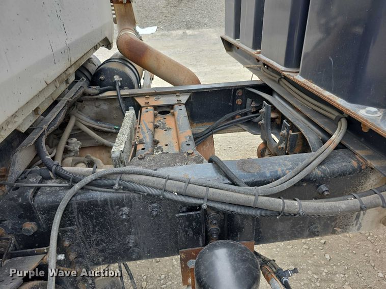 image for item FH6062 1999 Volvo WG64 asphalt slurry truck