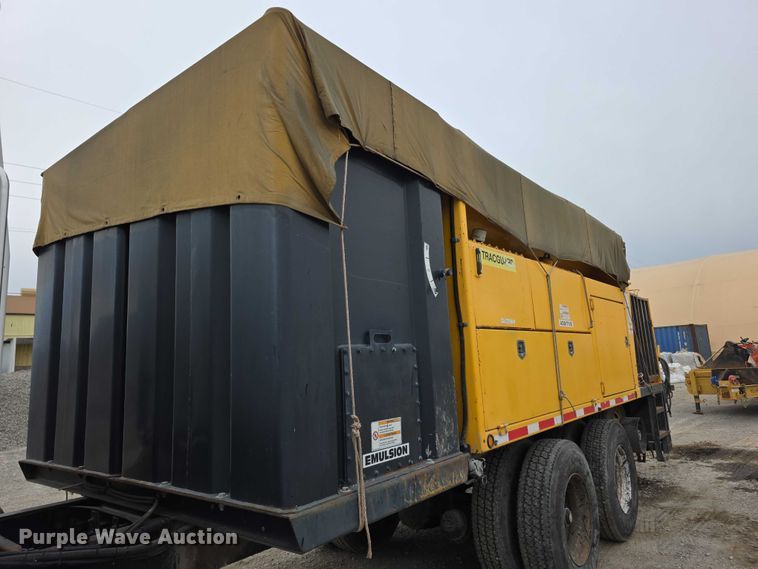 image for item FH6062 1999 Volvo WG64 asphalt slurry truck