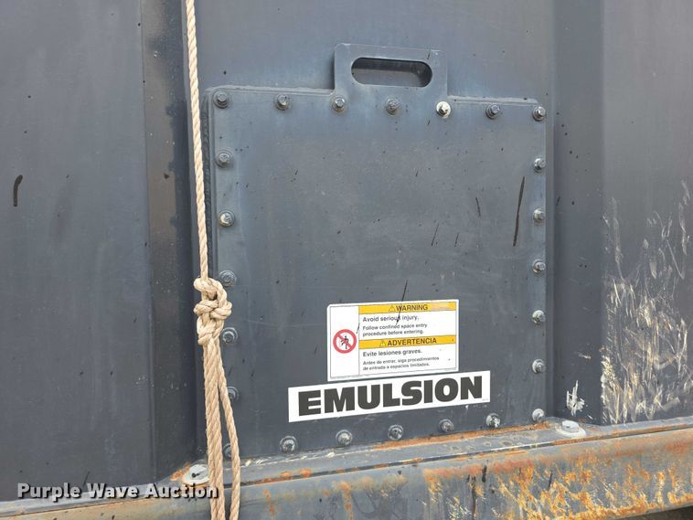 image for item FH6062 1999 Volvo WG64 asphalt slurry truck