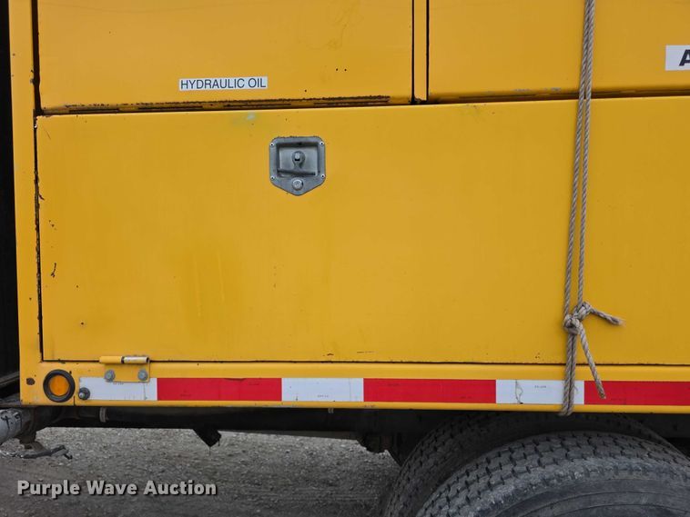 image for item FH6062 1999 Volvo WG64 asphalt slurry truck