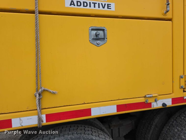 image for item FH6062 1999 Volvo WG64 asphalt slurry truck