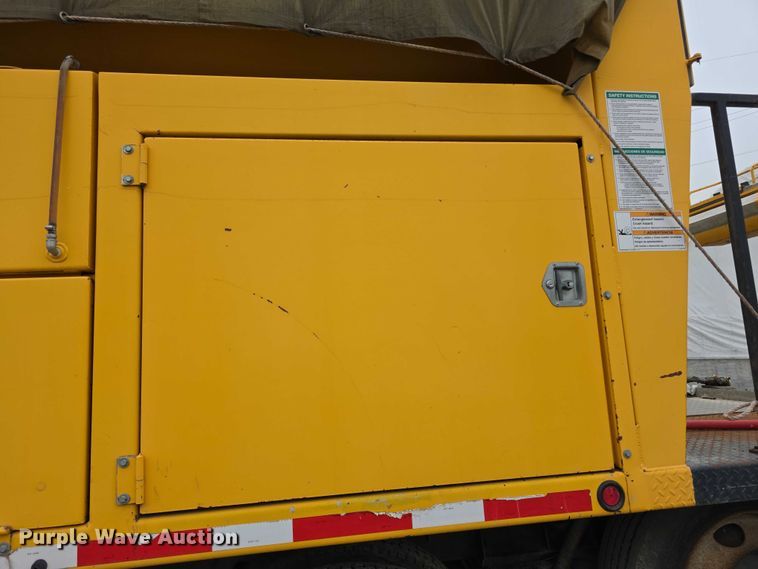 image for item FH6062 1999 Volvo WG64 asphalt slurry truck
