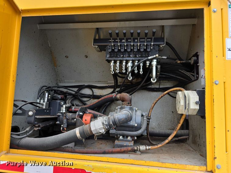 image for item FH6062 1999 Volvo WG64 asphalt slurry truck