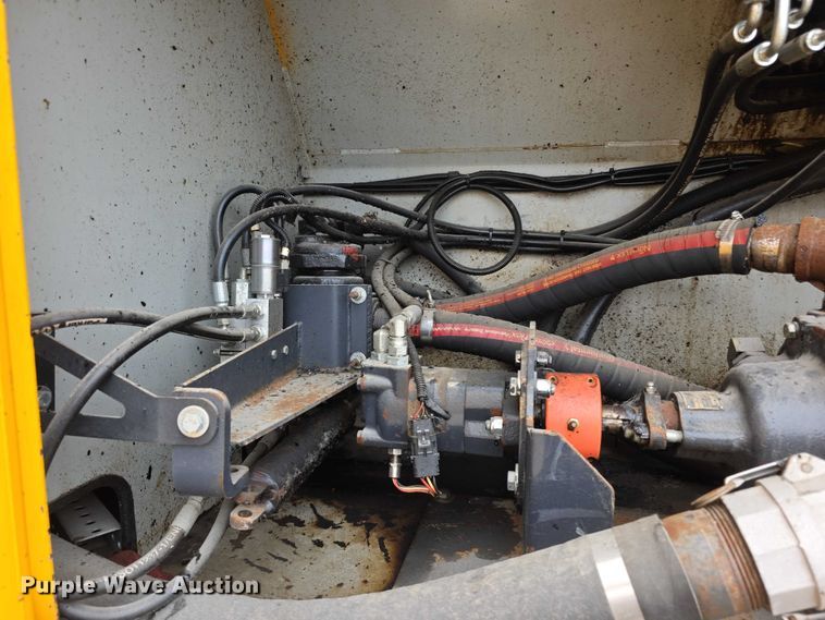 image for item FH6062 1999 Volvo WG64 asphalt slurry truck