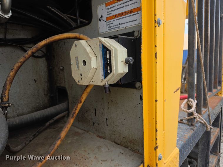 image for item FH6062 1999 Volvo WG64 asphalt slurry truck