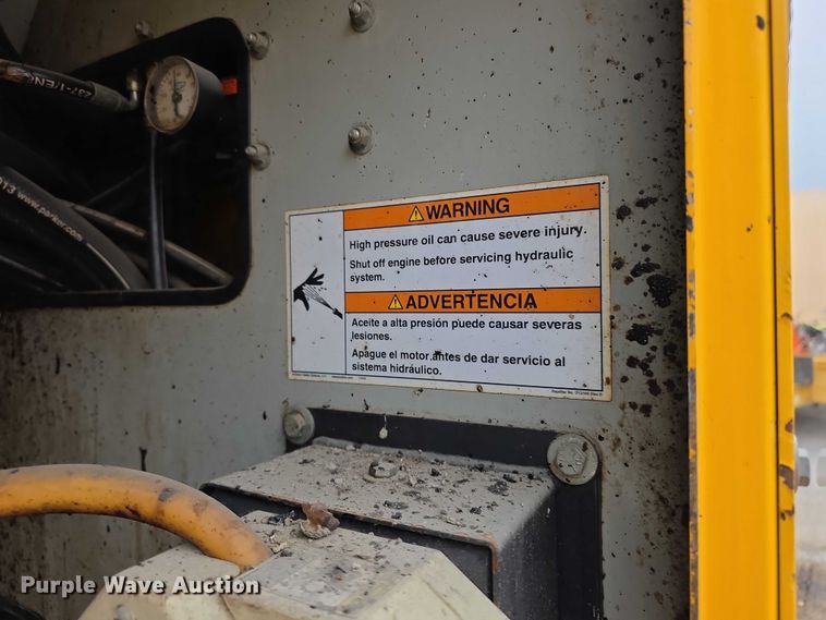 image for item FH6062 1999 Volvo WG64 asphalt slurry truck