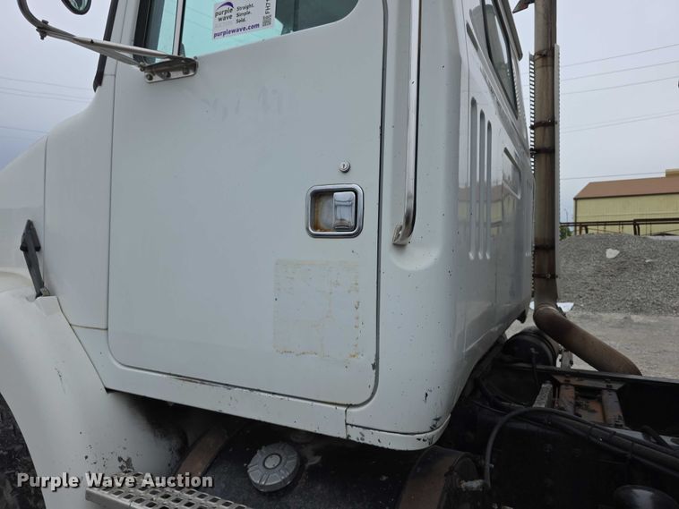 image for item FH6062 1999 Volvo WG64 asphalt slurry truck