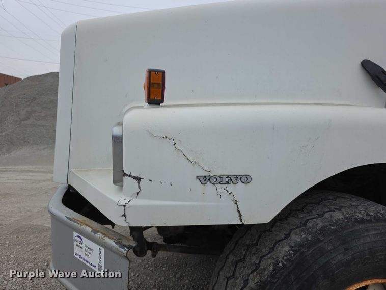 image for item FH6062 1999 Volvo WG64 asphalt slurry truck