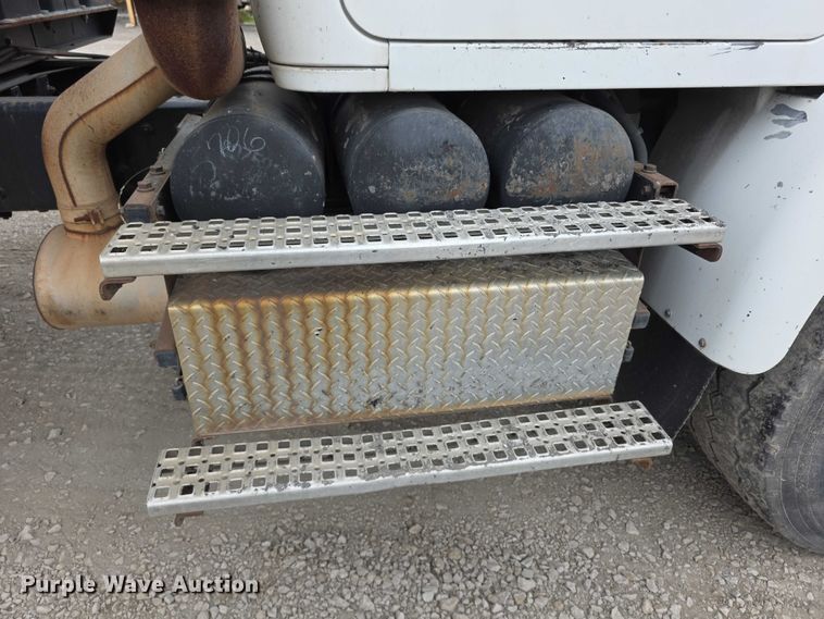 image for item FH6062 1999 Volvo WG64 asphalt slurry truck