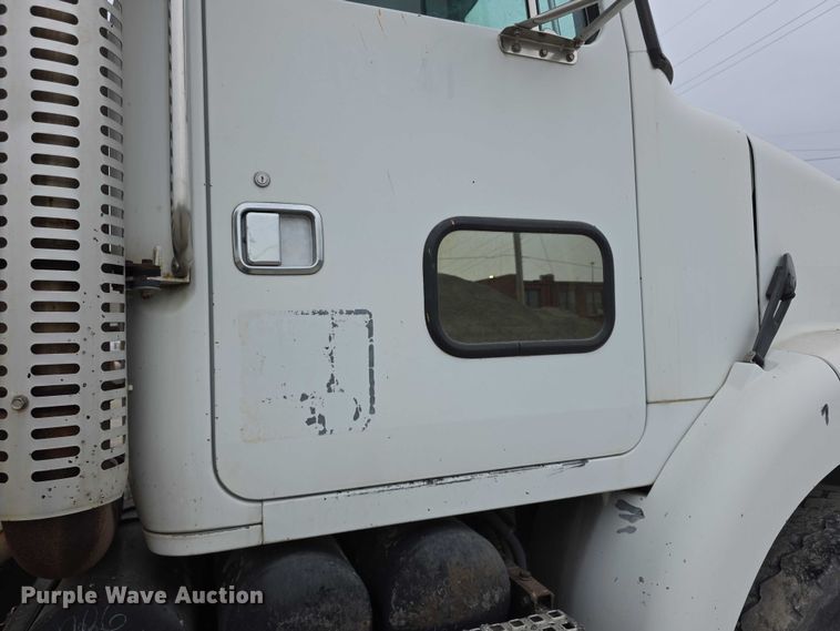 image for item FH6062 1999 Volvo WG64 asphalt slurry truck