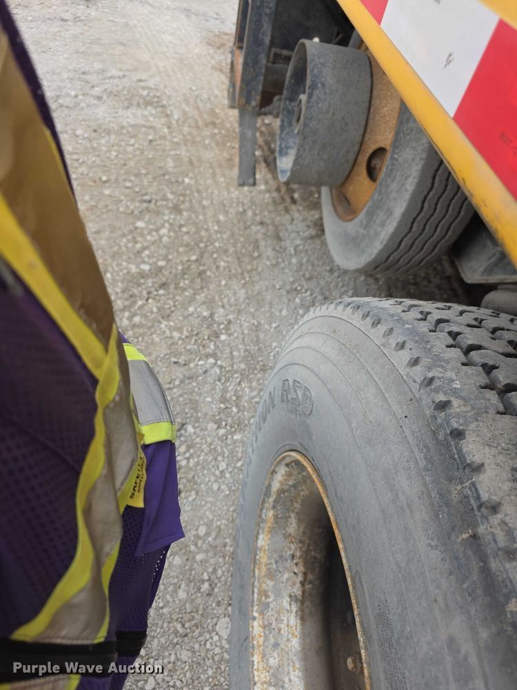 image for item FH6062 1999 Volvo WG64 asphalt slurry truck