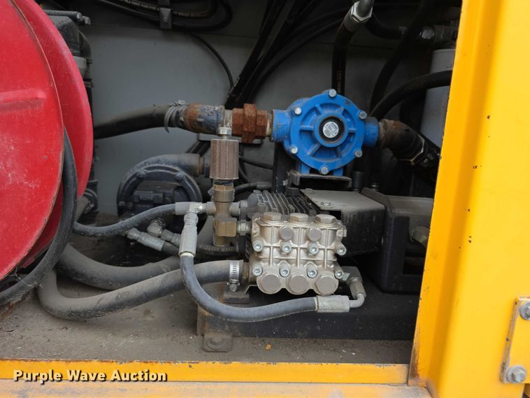 image for item FH6062 1999 Volvo WG64 asphalt slurry truck