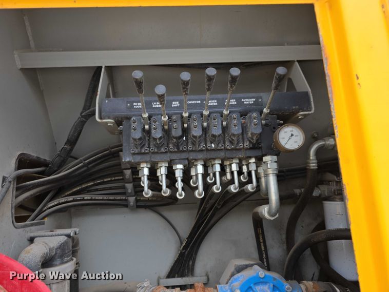 image for item FH6062 1999 Volvo WG64 asphalt slurry truck