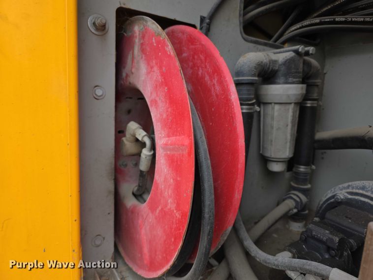 image for item FH6062 1999 Volvo WG64 asphalt slurry truck