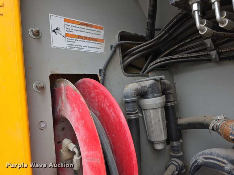 image for item FH6062 1999 Volvo WG64 asphalt slurry truck