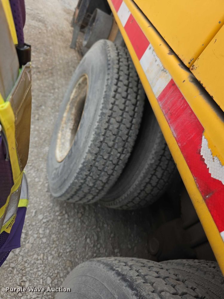 image for item FH6062 1999 Volvo WG64 asphalt slurry truck