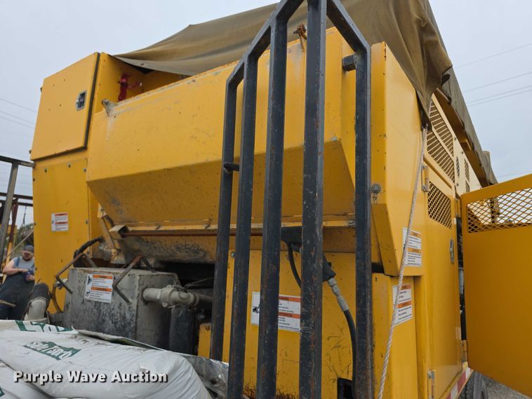image for item FH6062 1999 Volvo WG64 asphalt slurry truck