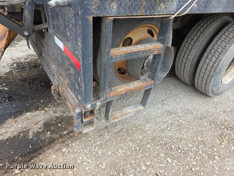 image for item FH6062 1999 Volvo WG64 asphalt slurry truck