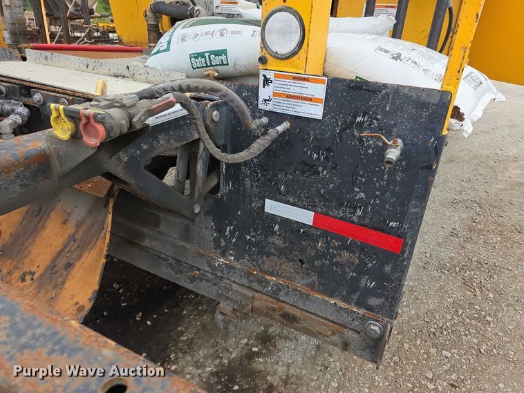 image for item FH6062 1999 Volvo WG64 asphalt slurry truck