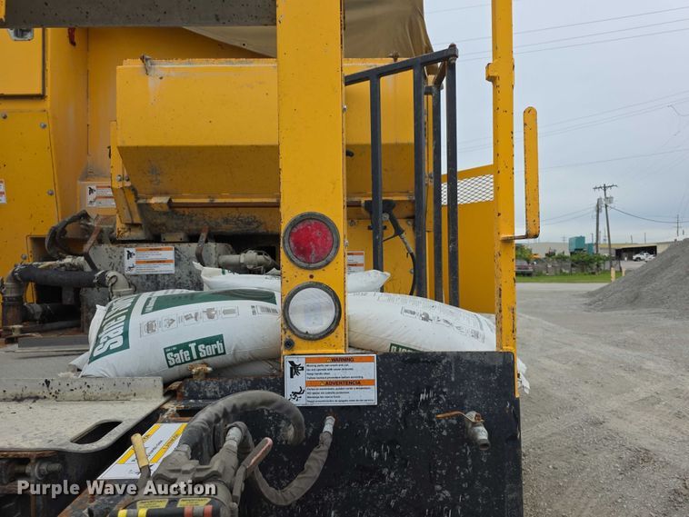 image for item FH6062 1999 Volvo WG64 asphalt slurry truck