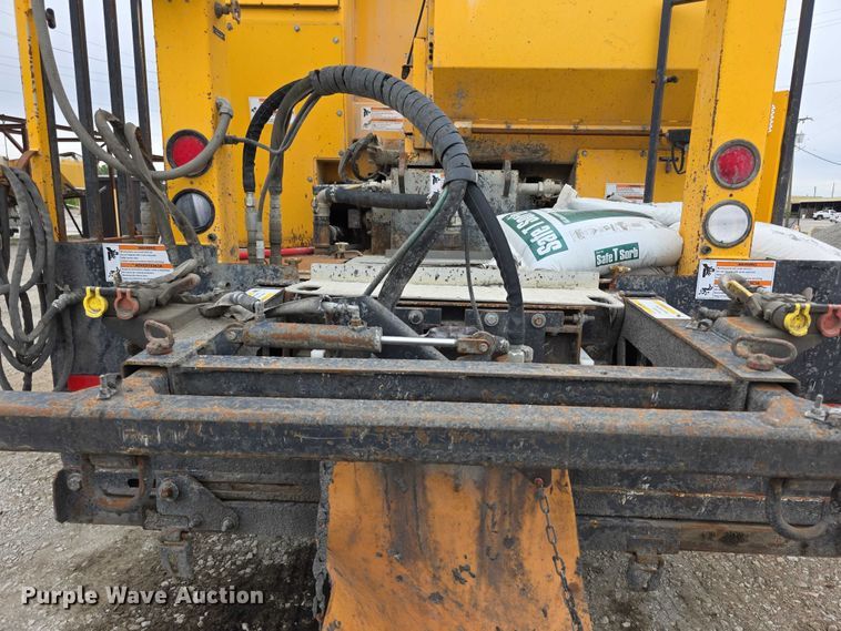 image for item FH6062 1999 Volvo WG64 asphalt slurry truck