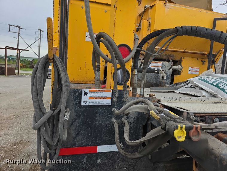 image for item FH6062 1999 Volvo WG64 asphalt slurry truck